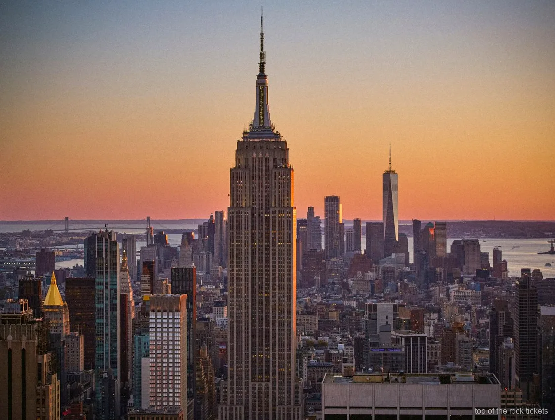 Visitatori con i biglietti Top of the Rock sulla terrazza all'aperto