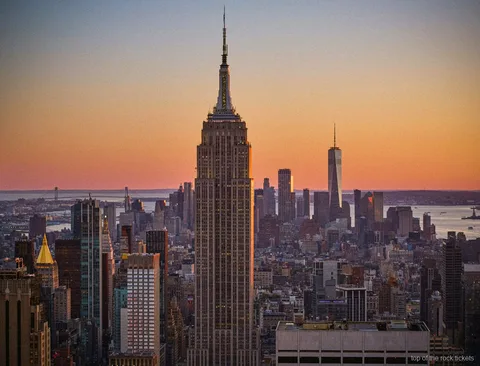 Visiteurs sur la terrasse en plein air avec des billets Top of the Rock