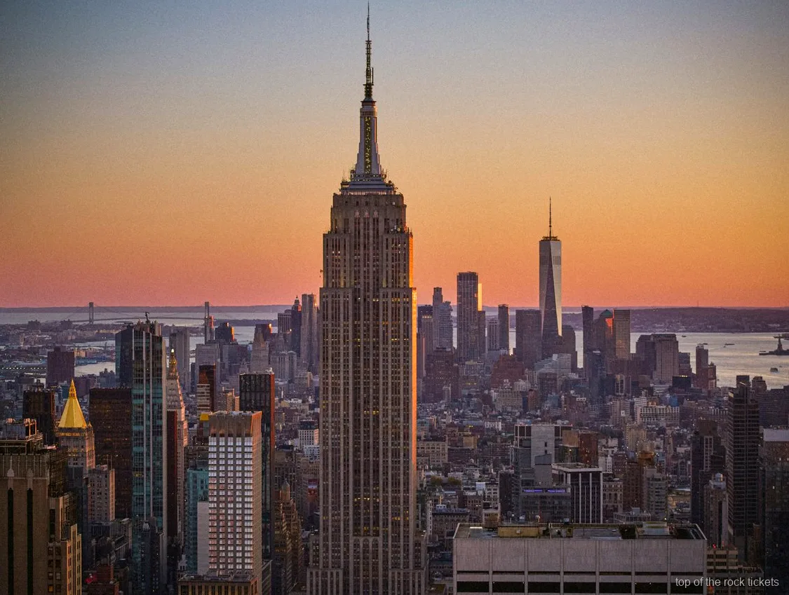 Visitantes en la terraza al aire libre con entradas de Top of the Rock
