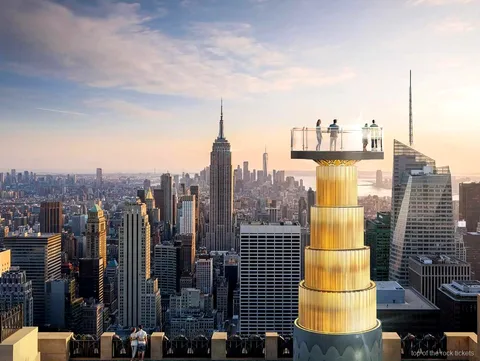 Visiteur utilisant le guide application Pintours avec un billet Top of the Rock