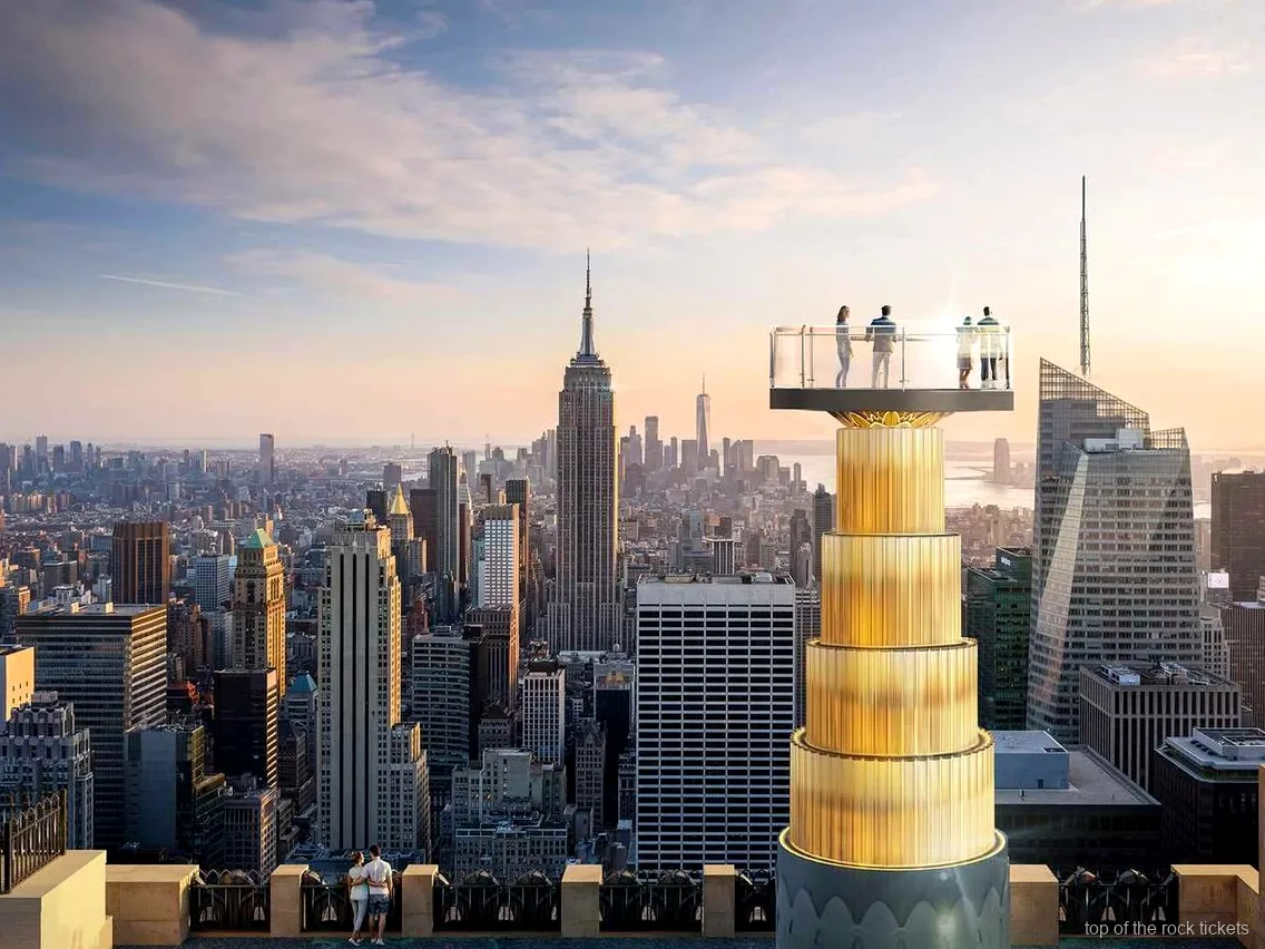 Besucher nutzt den Pintours App-Guide bei einem Top of the Rock Ticket