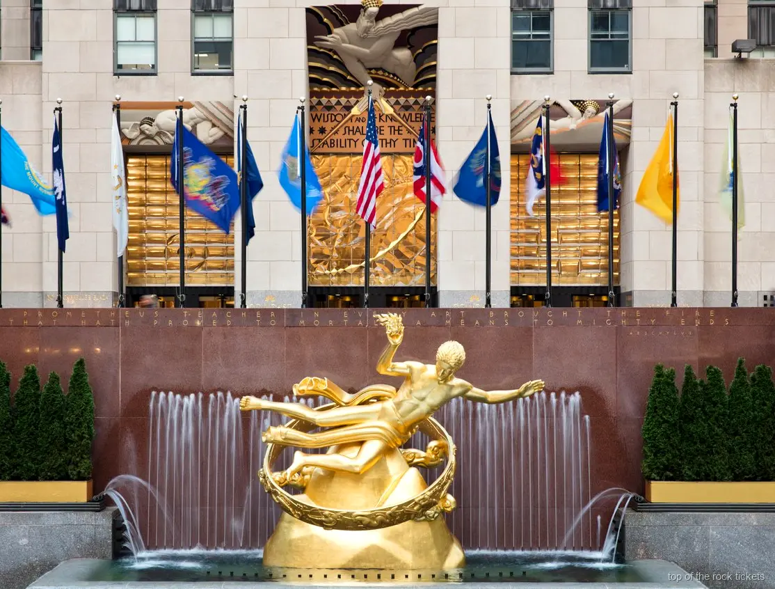 Guida che conduce il tour di arte e architettura del Rockefeller Center