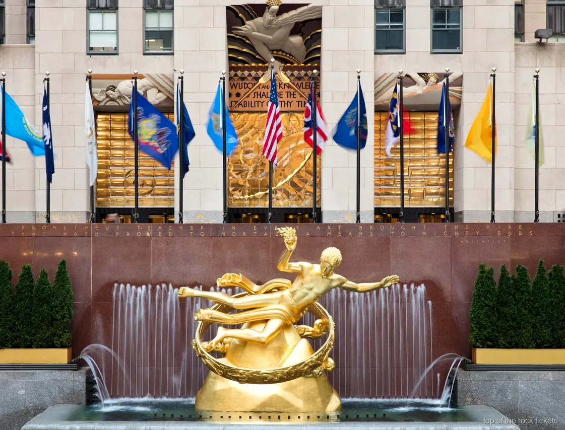 Guía al frente del tour de arte y arquitectura del Rockefeller Center